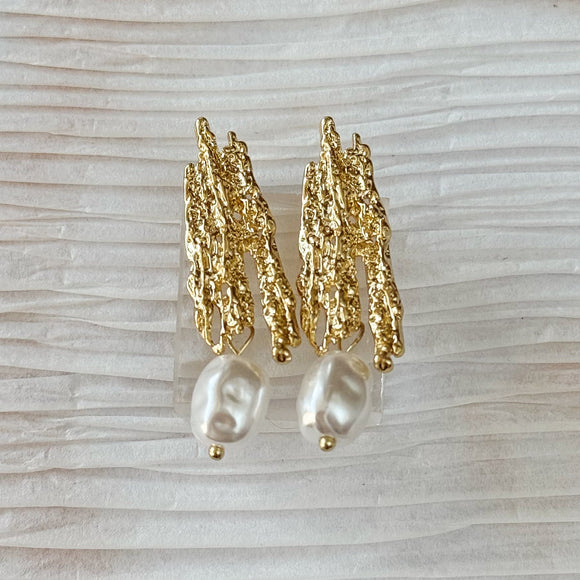 Oro | golden pearl stud earrings