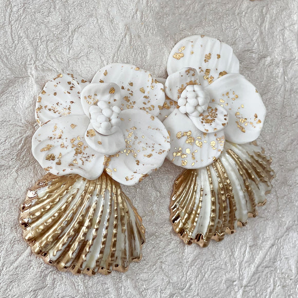 SQUARE small flowers - Golden dangling earrings with white flowers –  PhalaenopsisParis